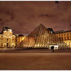 Louvre bei Nacht