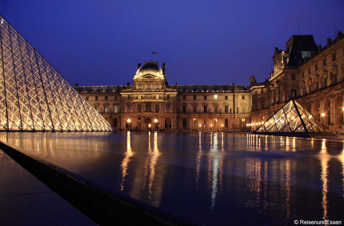 Louvre bei Nacht