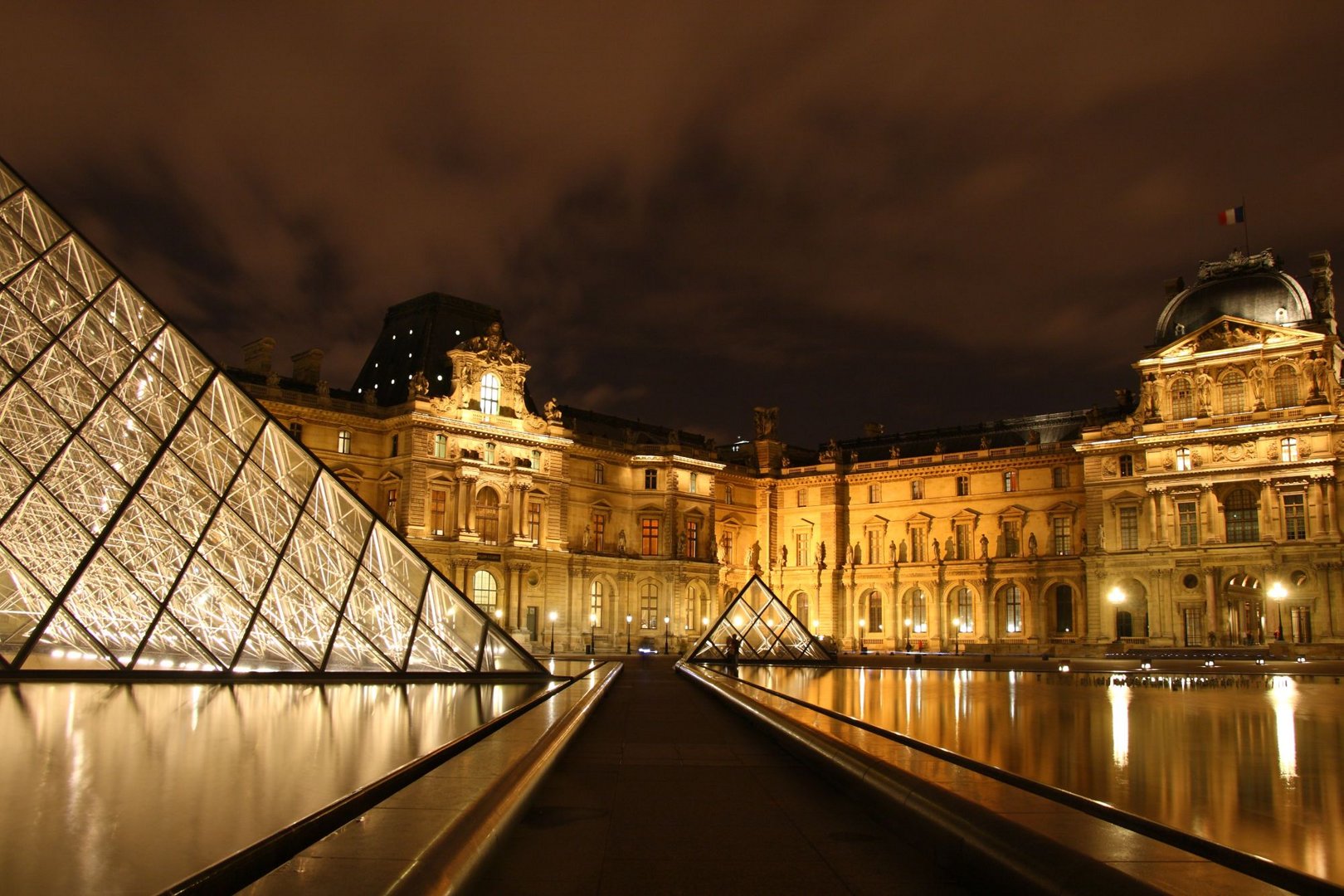 Louvre bei Nacht