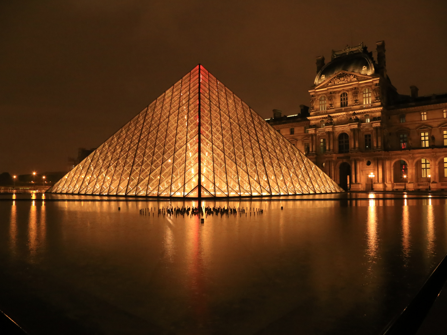 Louvre bei Nacht und Regen