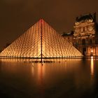 Louvre bei Nacht und Regen