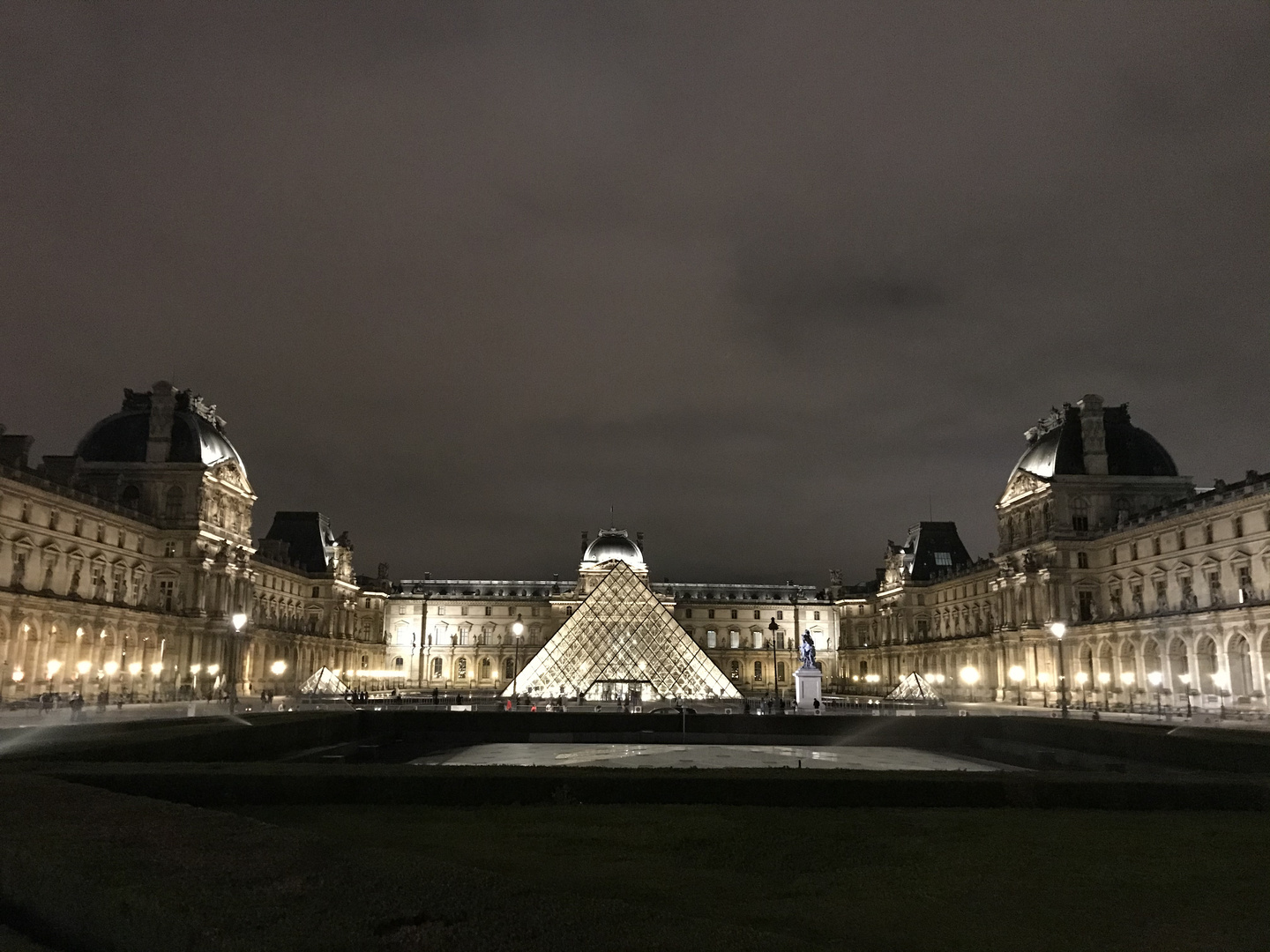 Louvre by night 