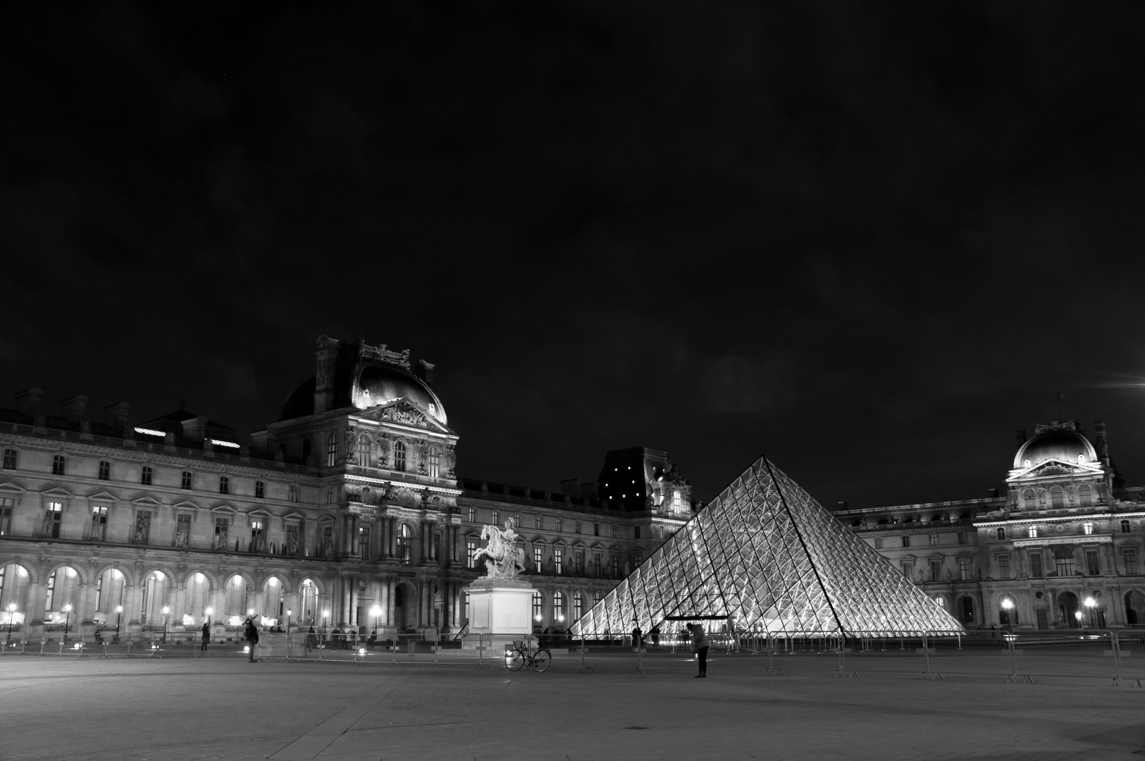 Louvre de nuit