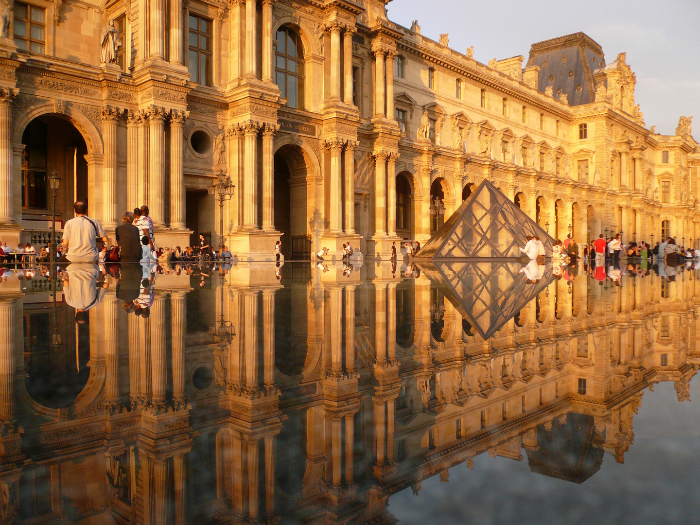 Louvre gespiegelt