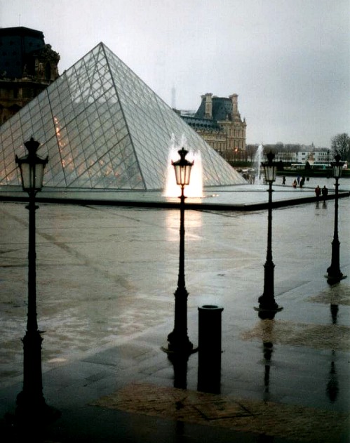 Louvre im Regen