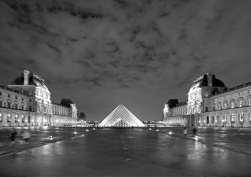 Louvre in Paris bei Nacht