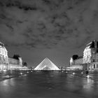 Louvre in Paris bei Nacht