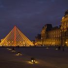 Louvre in Paris mit seiner Pyramide