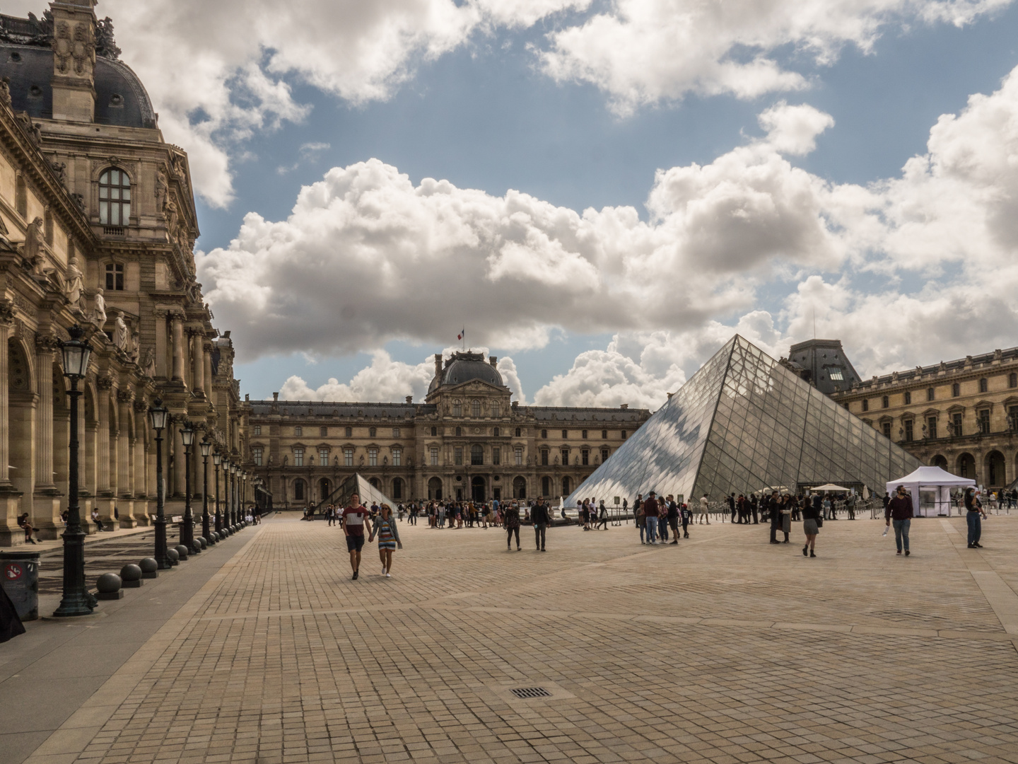 Louvre mit Glaspyramide