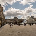 Louvre mit Glaspyramide