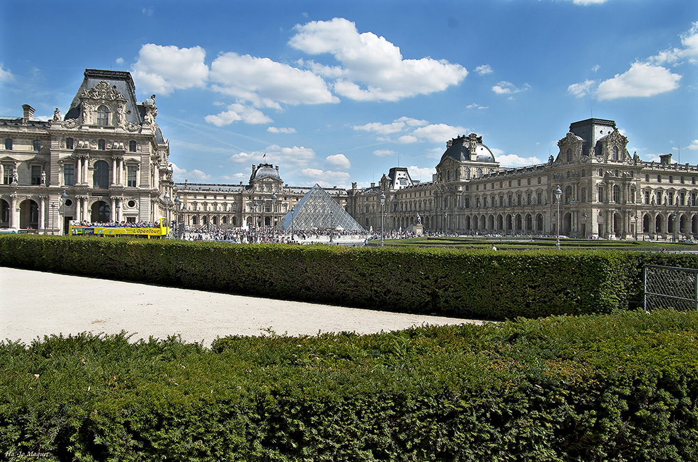 Louvre mit Glaspyramide