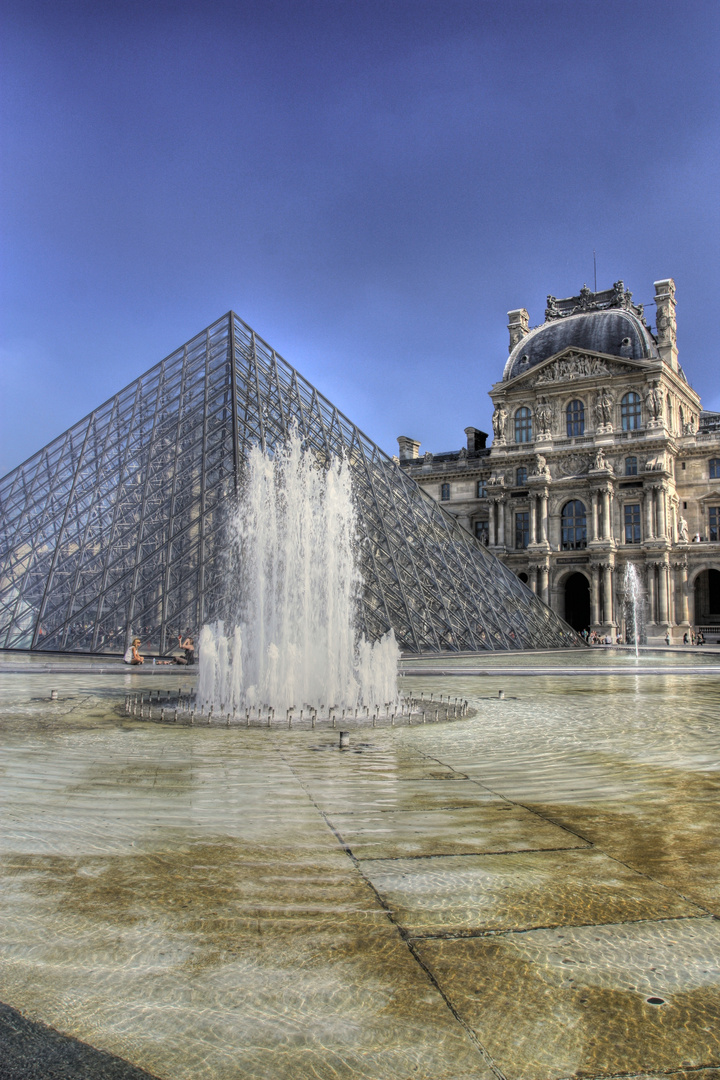 Louvre mit Glaspyramide