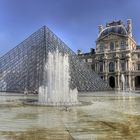 Louvre mit Glaspyramide