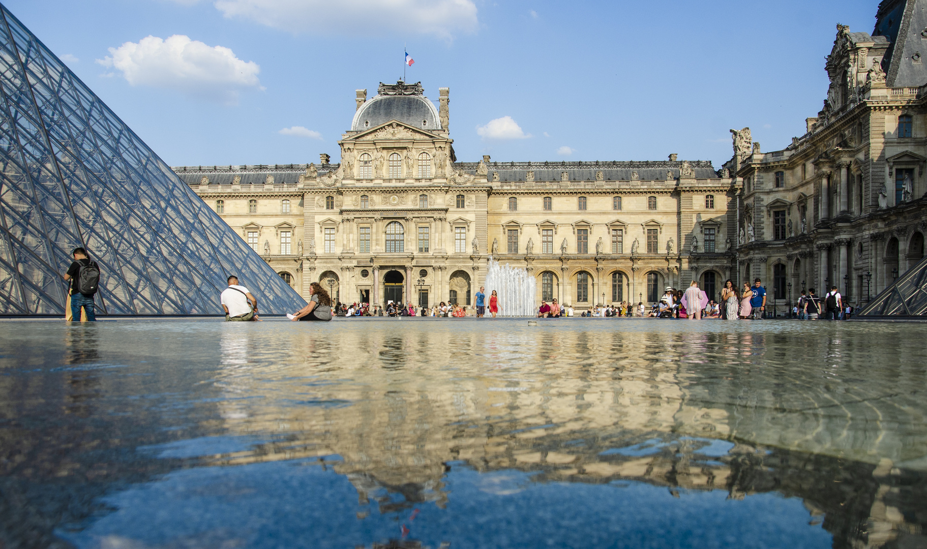 Louvre mit Reflexion im Brunnen