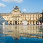 Louvre mit Reflexion im Brunnen
