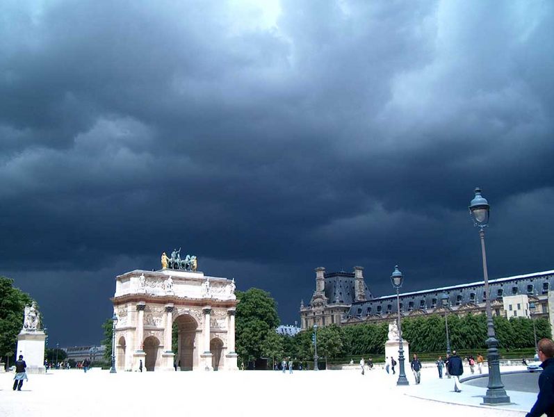 Louvre mit Wetterstimmung