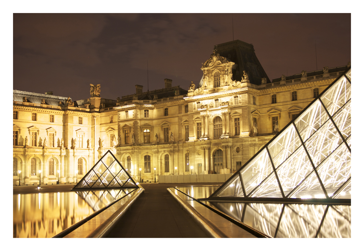 Louvre Paris bei Nacht