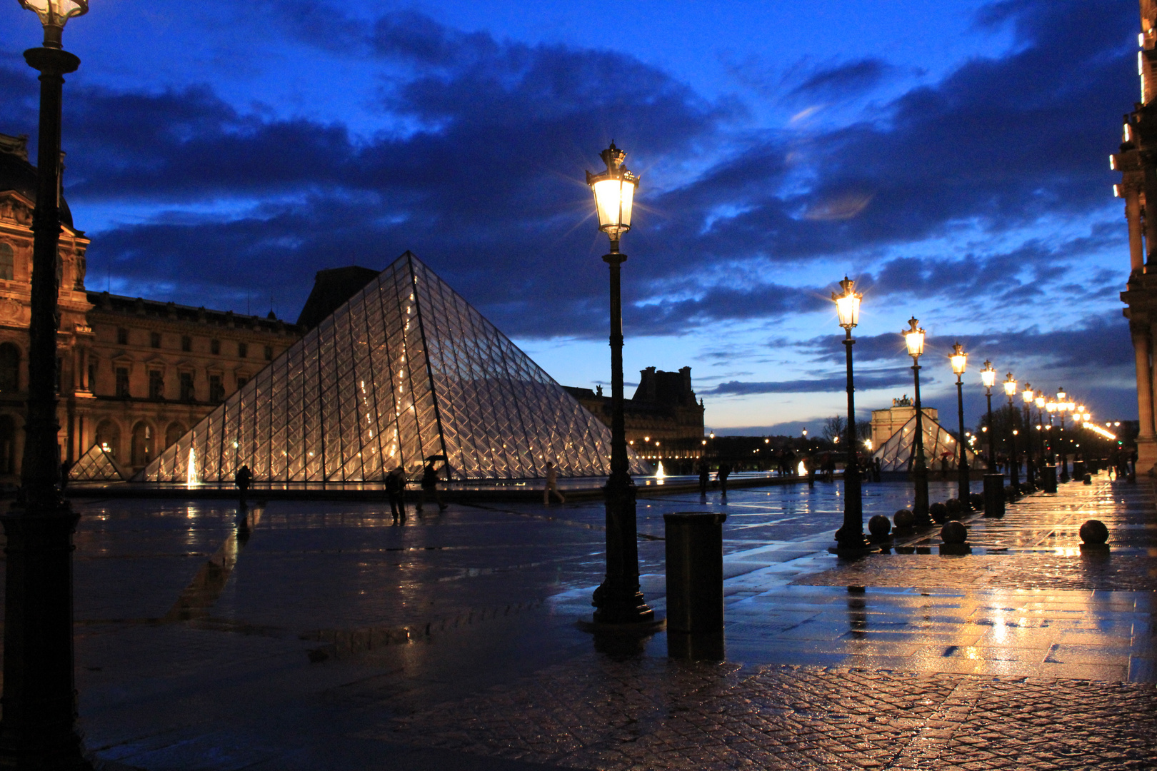 Louvre (Paris) by night