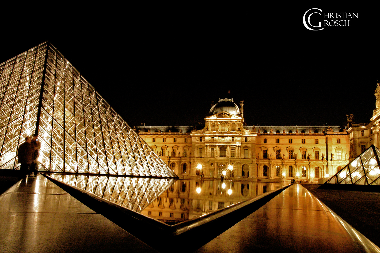 Louvre Pyramide bei Nacht