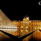 Louvre Pyramide bei Nacht