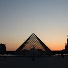 Louvre: Pyramide nach Sonnenuntergang