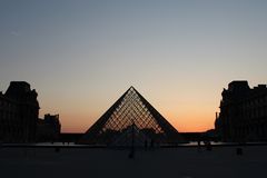 Louvre: Pyramide nach Sonnenuntergang
