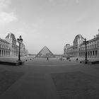 Louvre -schwarz-weiss-und wenig Menschen