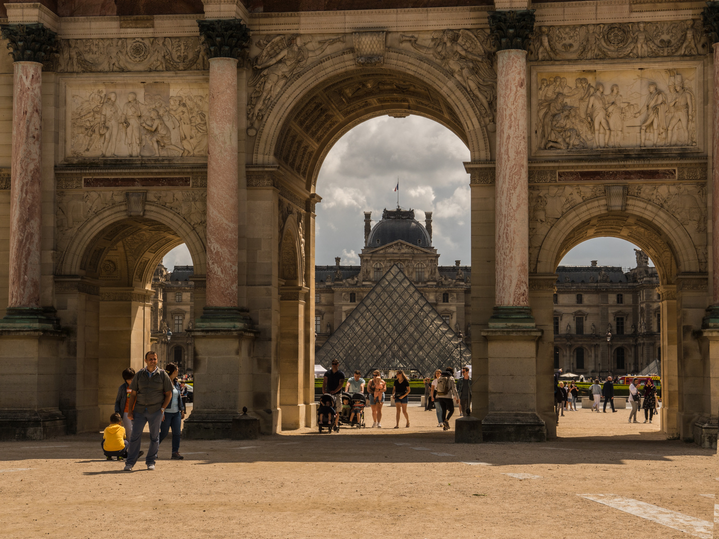 Louvre und Pyramide durch den Arc de Triomphe du Carrousel gesehen