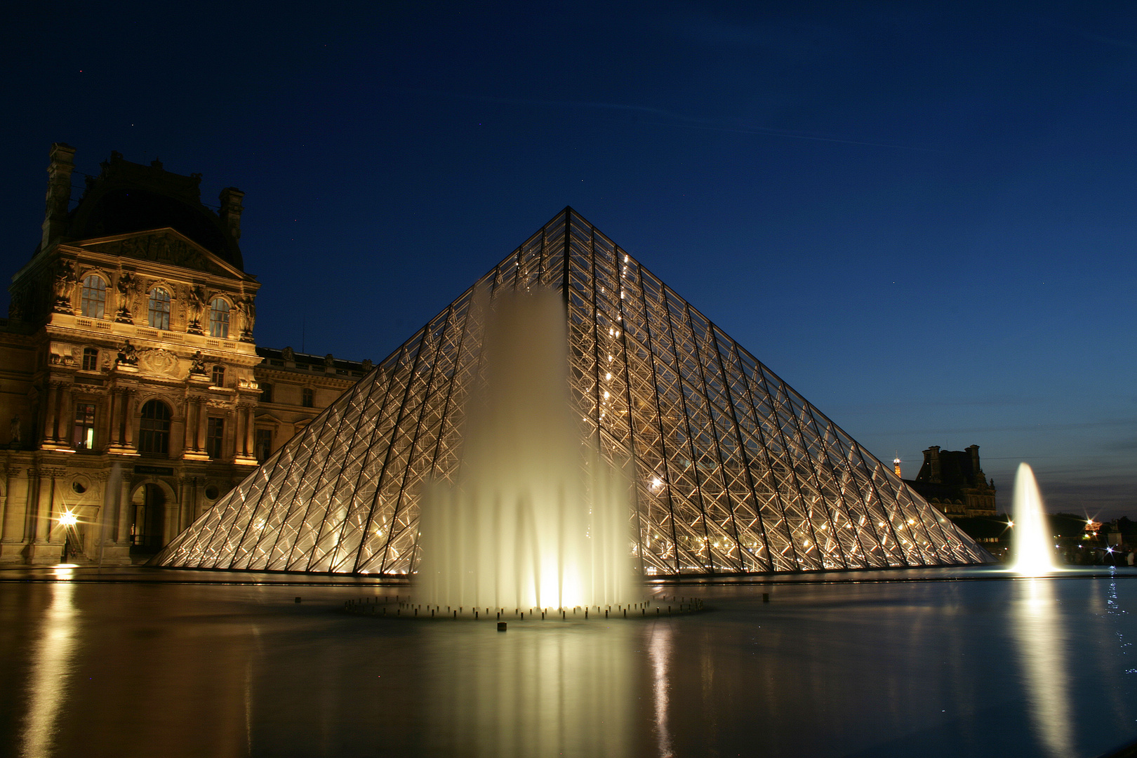 Louvre zur blauen Stunde