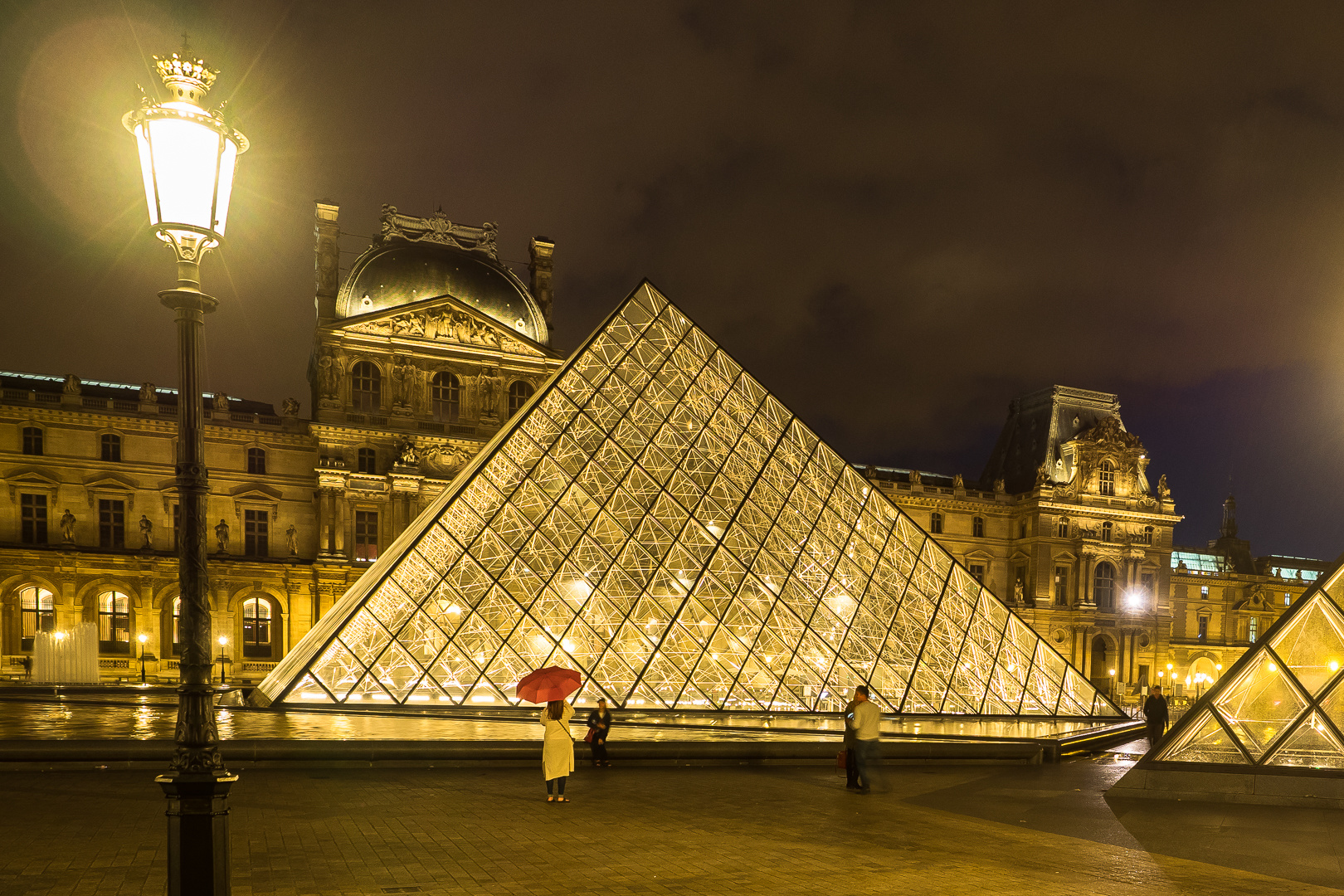 Louvre_mit-rotem-Regenschirm