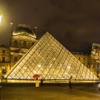 Louvre_mit-rotem-Regenschirm