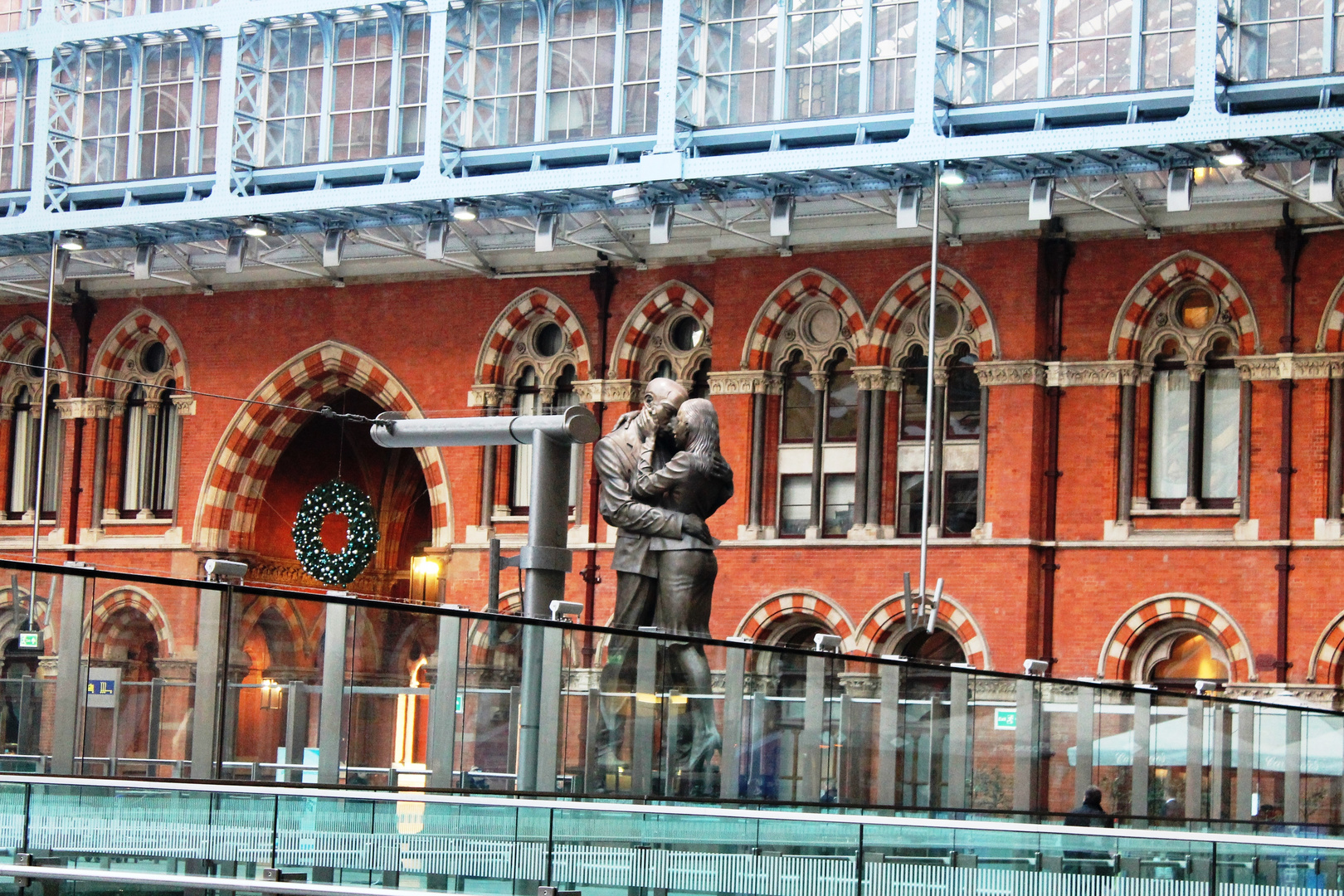 lovers in kings cross station :)