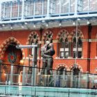 lovers in kings cross station :)