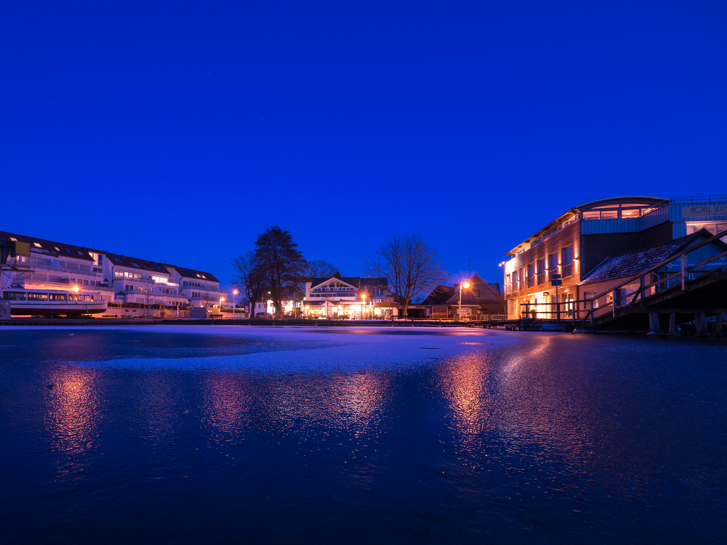 Low Light - Eis im Hafen von Steinhude