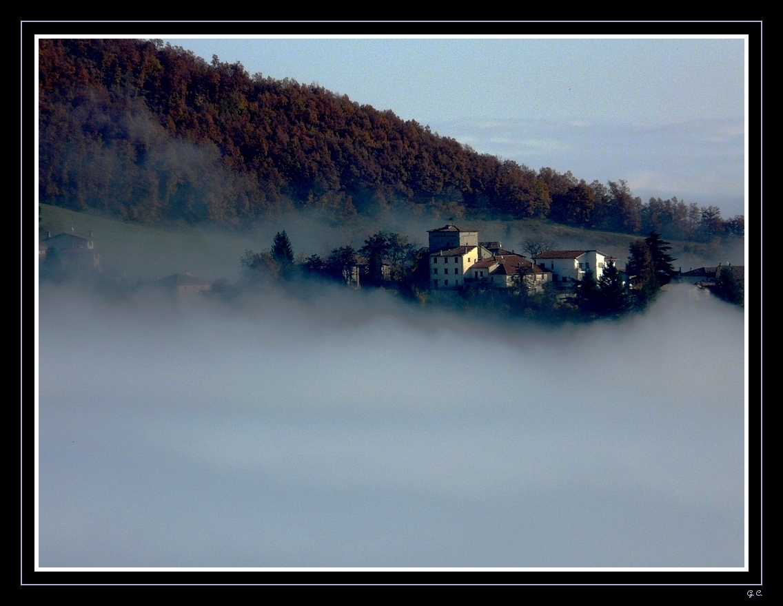 L'sola nel mare di nebbia