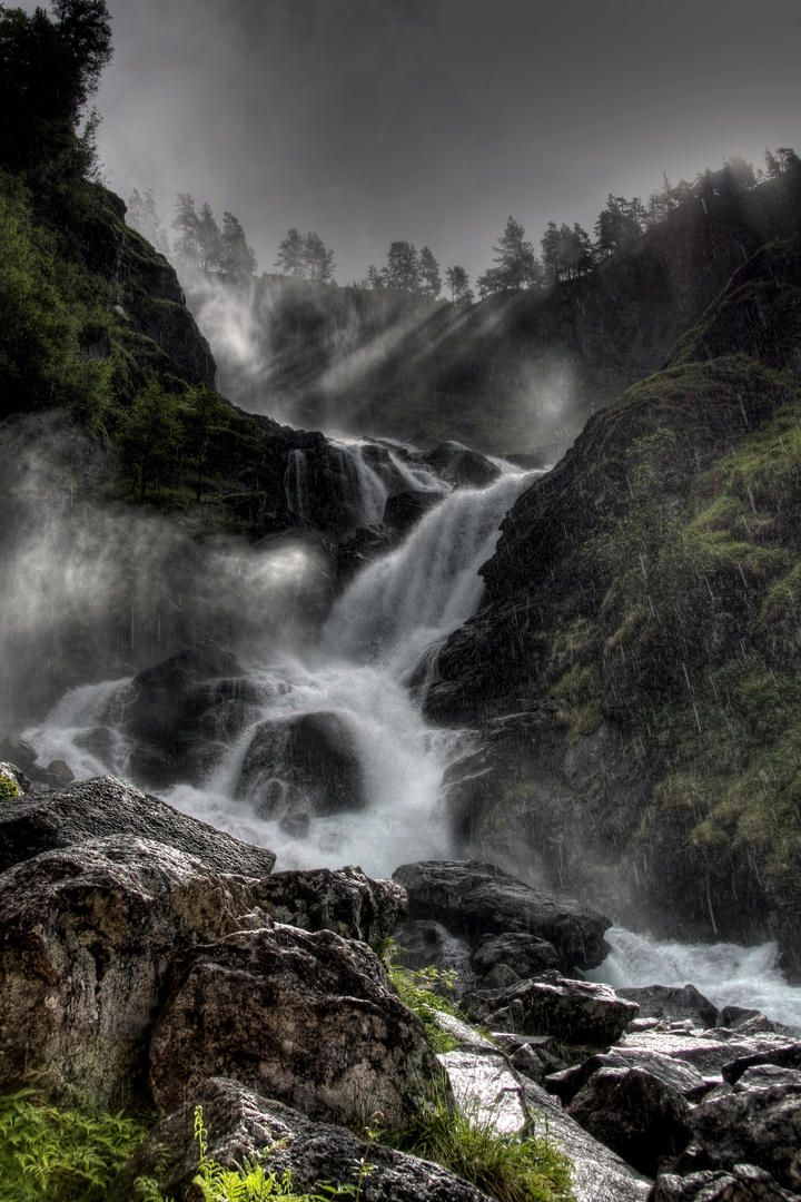 Låtefossen ist ein touristisch bedeutsamer Zwillingswasserfall bei Odda