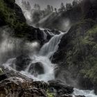 Låtefossen ist ein touristisch bedeutsamer Zwillingswasserfall bei Odda