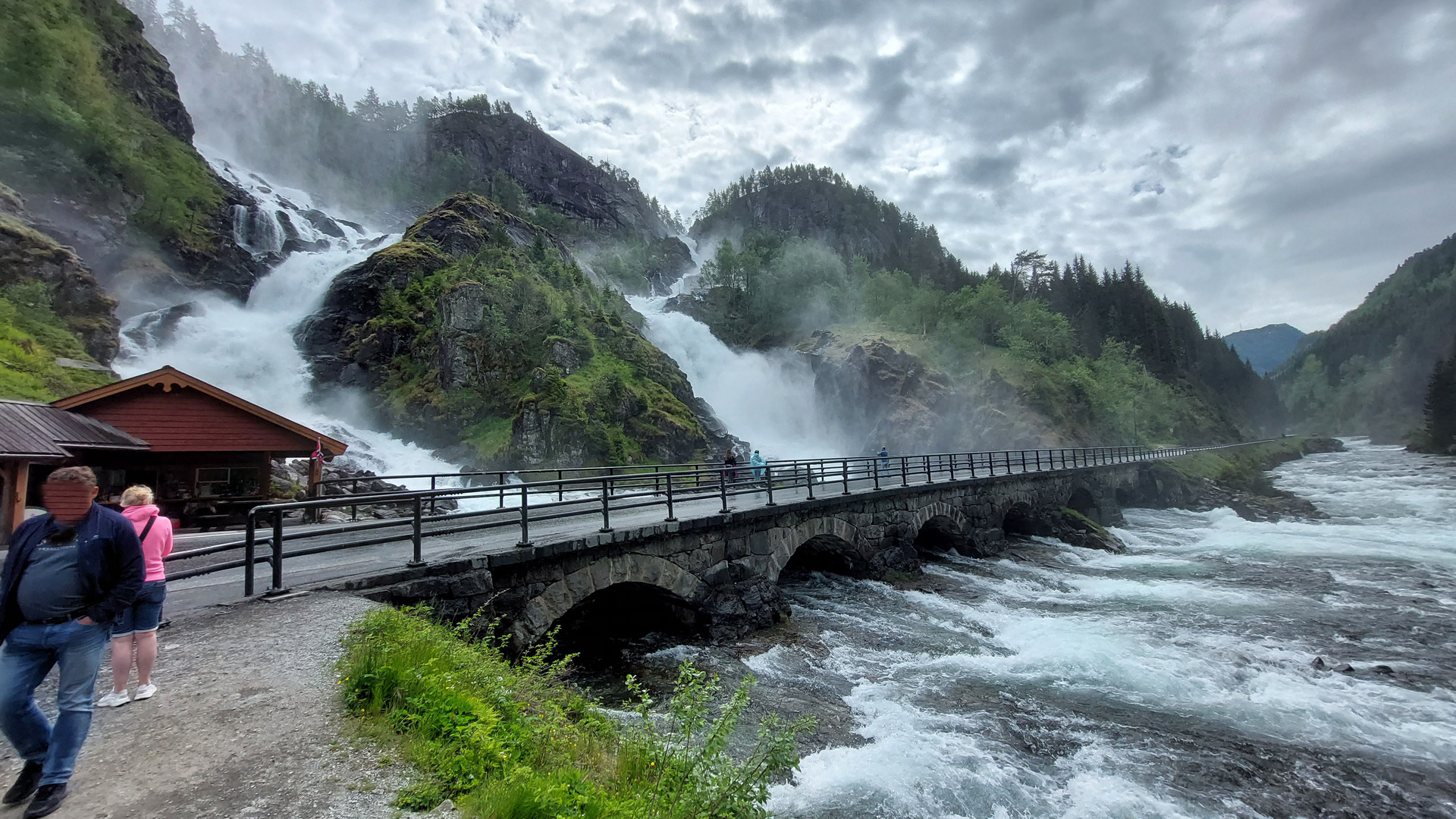 Låtefossen von und Nach Photoshop KI