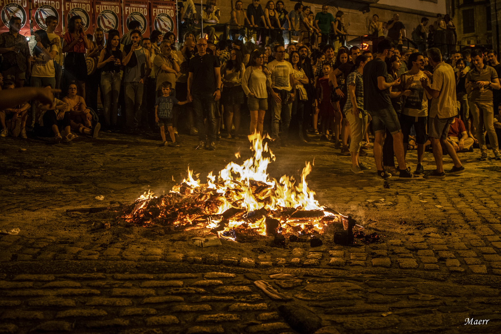 Última hoguera en la noche de San Juan.