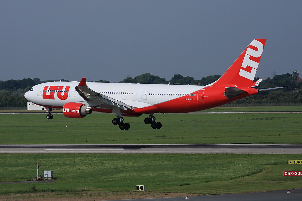 LTU A330 in Düsseldorf kurz vor der Landung