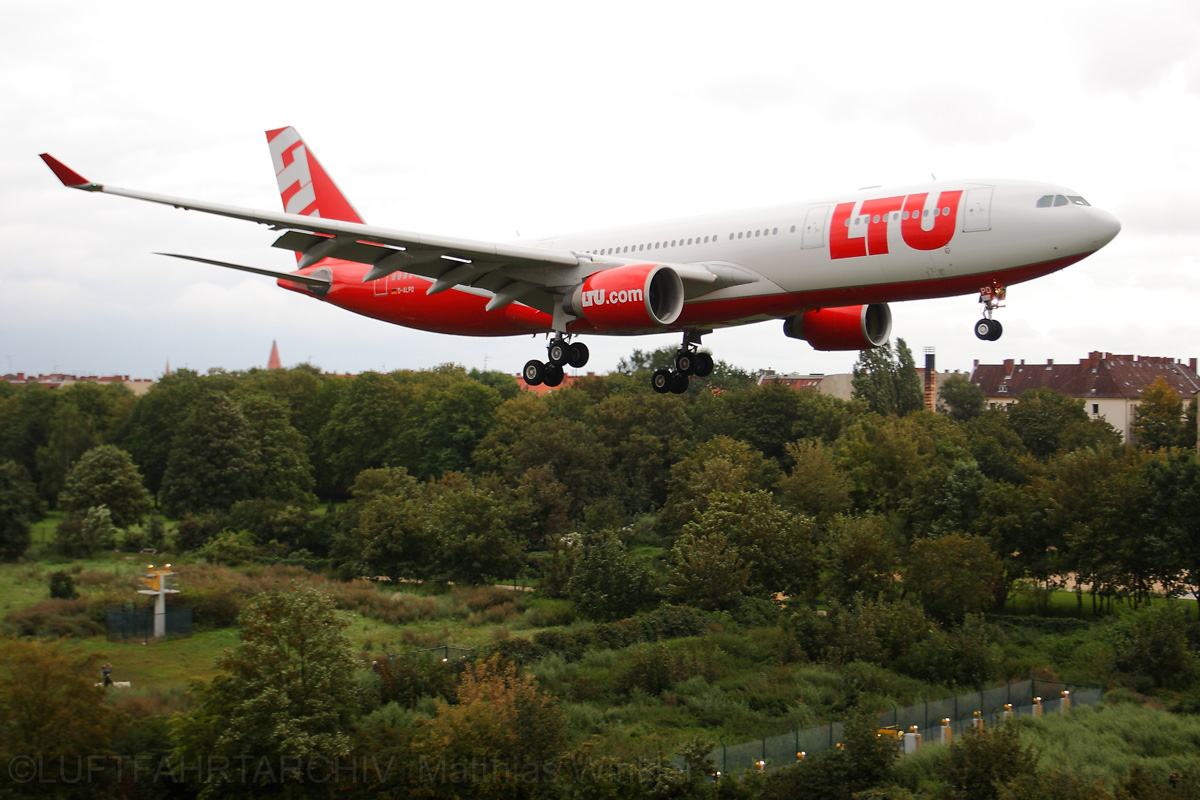 LTU Airbus A330 im Endanflug über dem St.Thomas Friedhof in Berlin-Neukölln