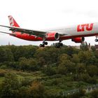 LTU Airbus A330 im Endanflug über dem St.Thomas Friedhof in Berlin-Neukölln