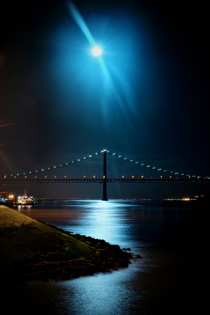 Lua cheia a beira do rio