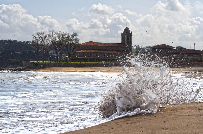 luanco playa  ola en la arena