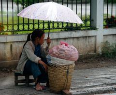 luang prabang, die straßenverkäuferin, laos 2010