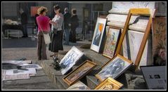 Lucca Flohmarkt :   Kunstexpertinnen