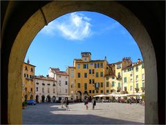 LUCCA – La Piazza dell' anfiteatro