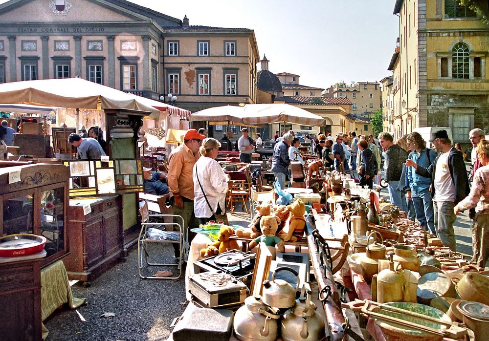 Lucca    mercato delle pulci