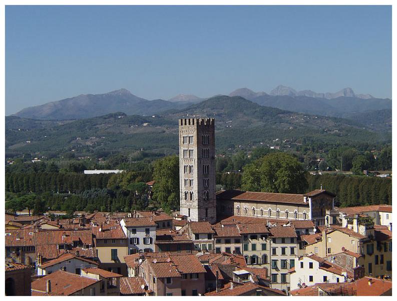 Lucca - mit Blick in die Berge