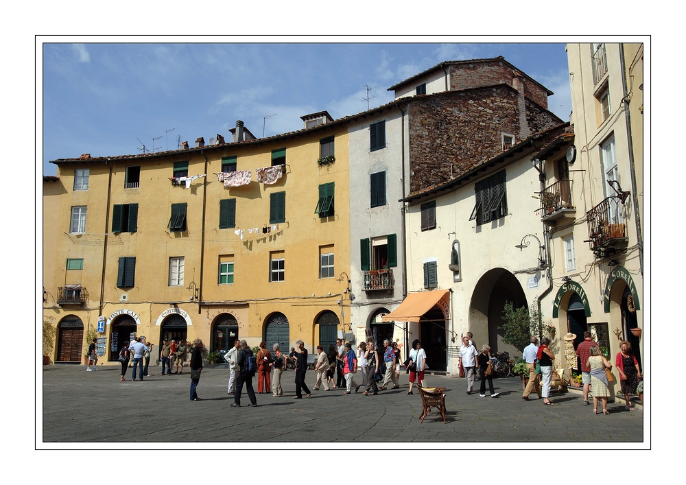 Lucca - Piazza dell' Anfiteatro